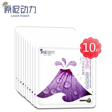 一辆轿车后挡风改装强光频闪灯具:盯着看两秒眼睛生疼