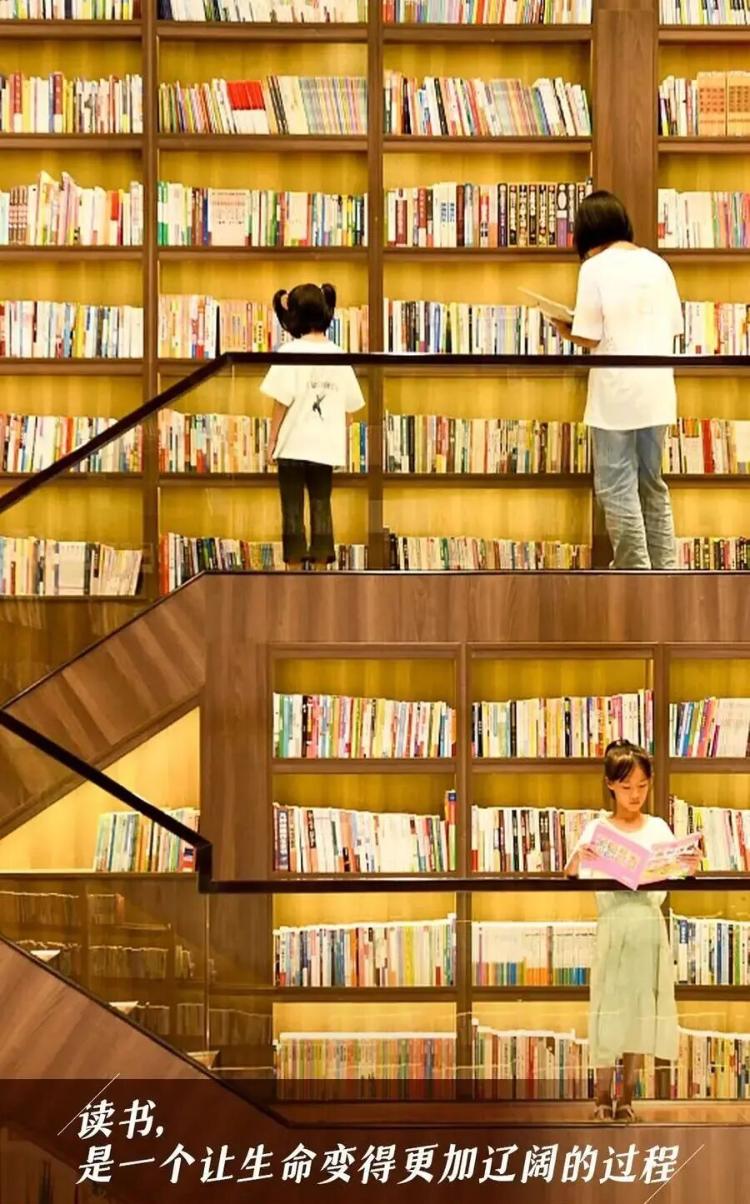 男子骑电车弯道视野盲区逆行 问界M6秒刹停避免碰撞